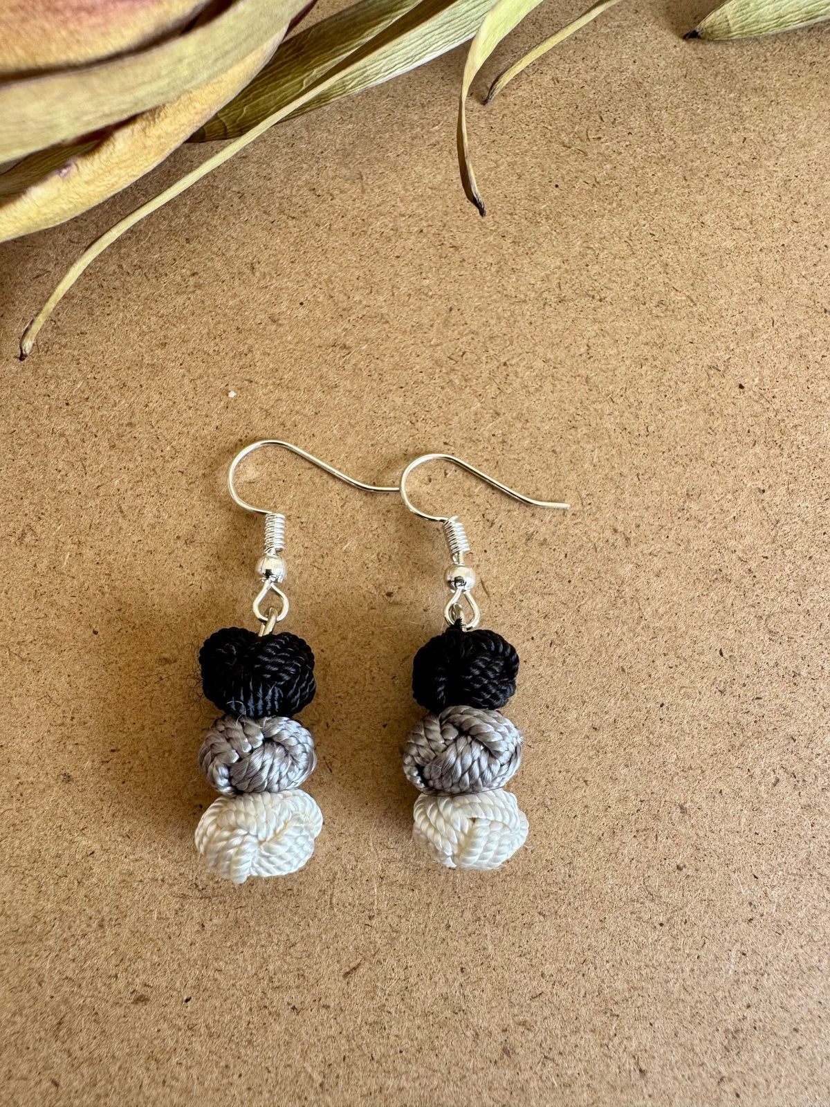 Black & White Ball Earrings – EM010