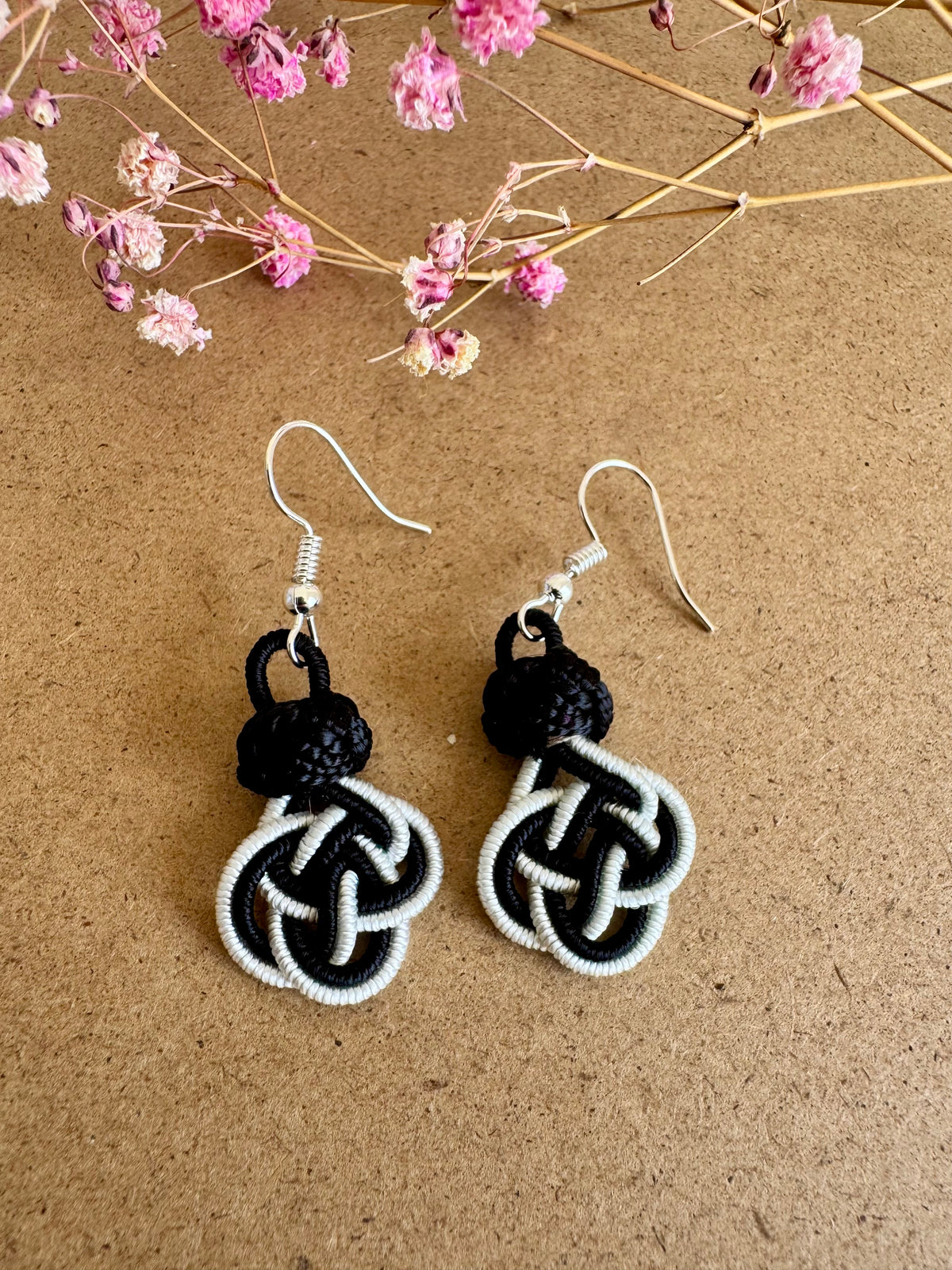Black & White Knot Earrings – EM006