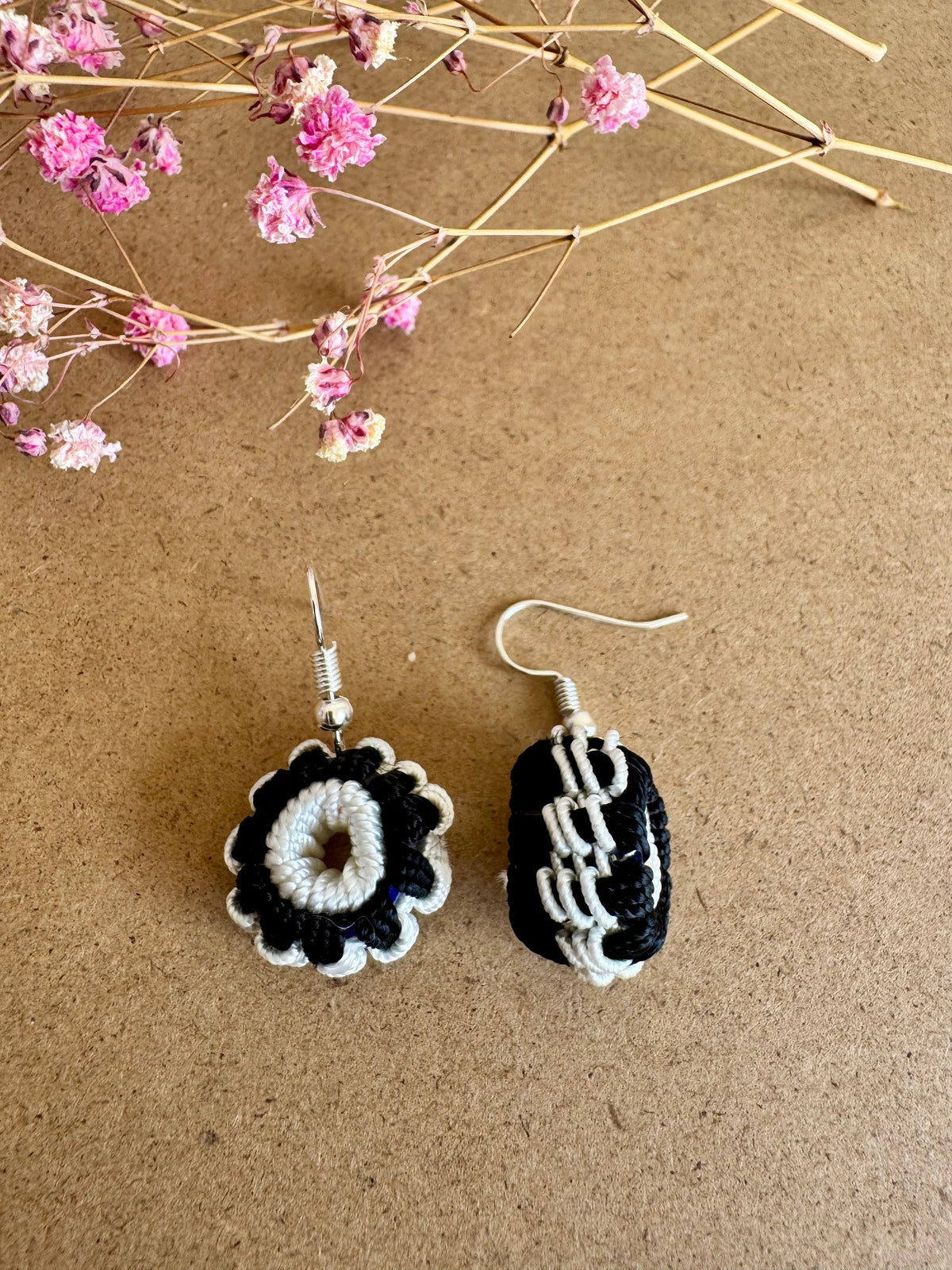 Black & White Wheel Earrings – EM011