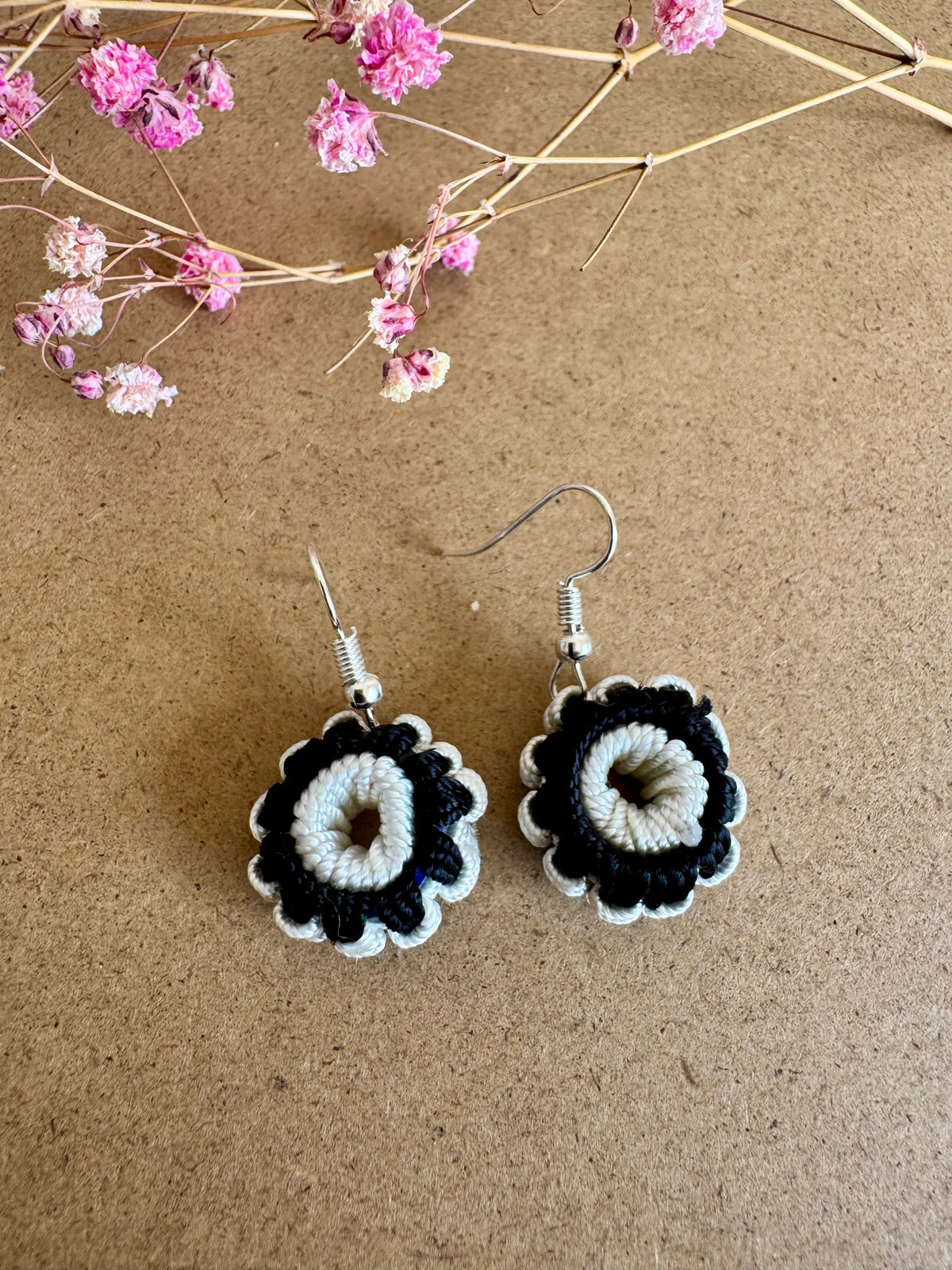Black & White Wheel Earrings – EM011